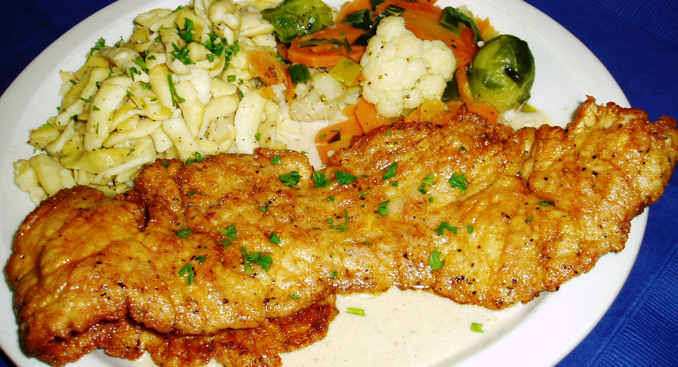 Rahm Schnitzel mit Kartoffelbrei und frischem Gemüse