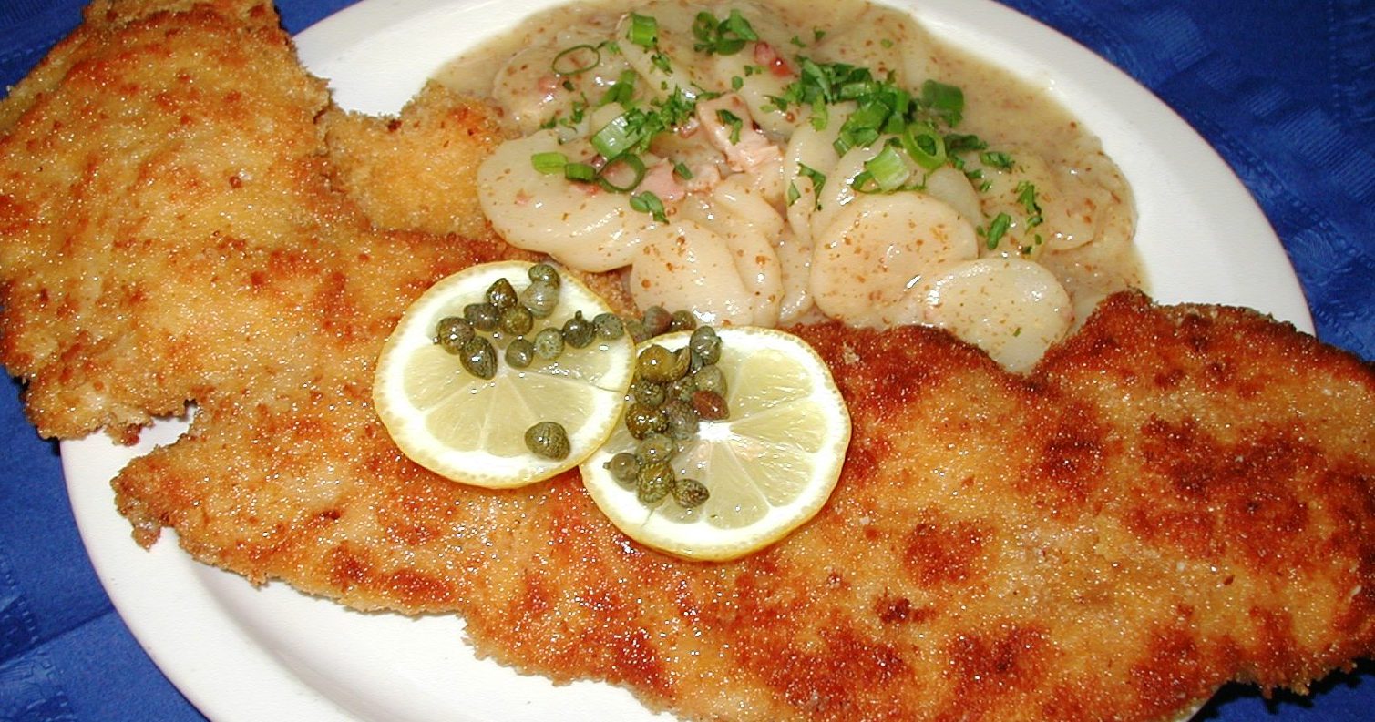 Schnitzel "Wiener Art", Kräuter Kartoffelsalat und gemischtem Salat